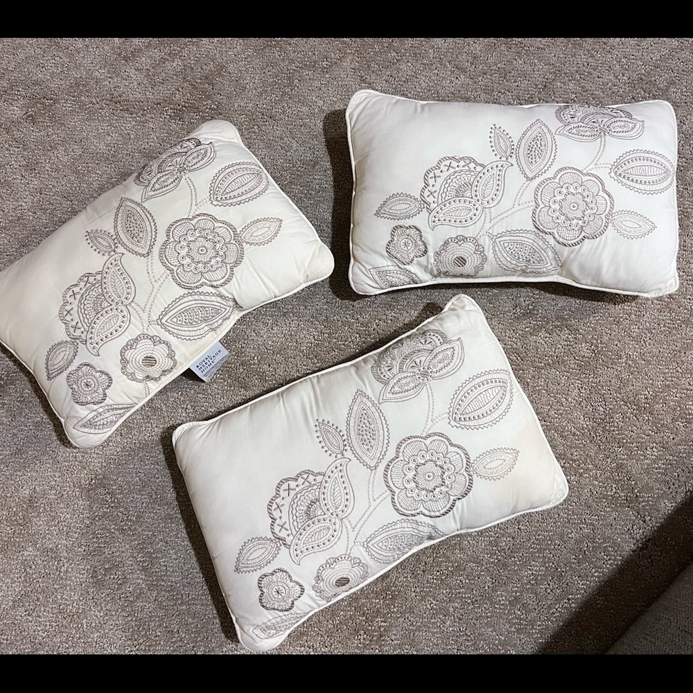 3 beautiful throw Pillows 🤎💛🧡